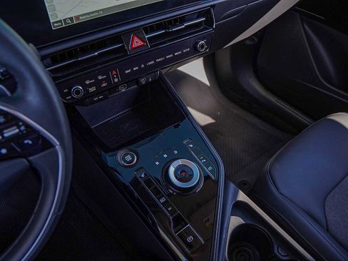 Certified 2025 Kia Niro EX image 18
