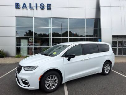 Used 2025 Chrysler Pacifica Select