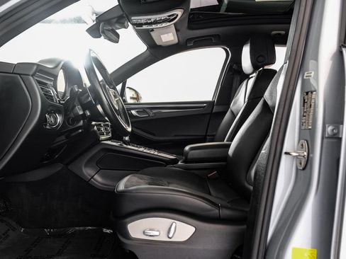 Used 2019 Porsche Macan w/ Premium Package AWD/4WD image 4