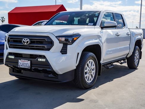 Certified 2025 Toyota Tacoma SR5 image 3