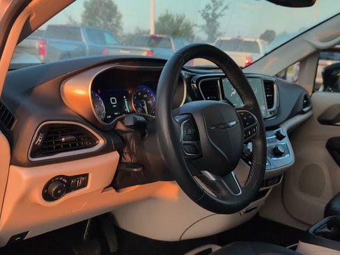 Used 2024 Chrysler Pacifica Touring-L FWD image 19