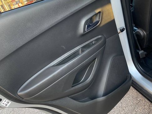 Used 2019 Chevrolet Trax LT w/ LT Convenience Package FWD image 17