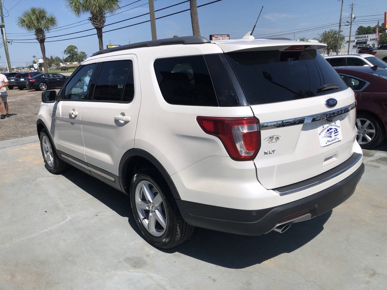Used 2018 Ford Explorer XLT w/ Equipment Group 202A FWD image 4