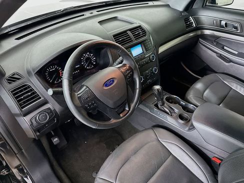 Used 2018 Ford Explorer XLT image 2