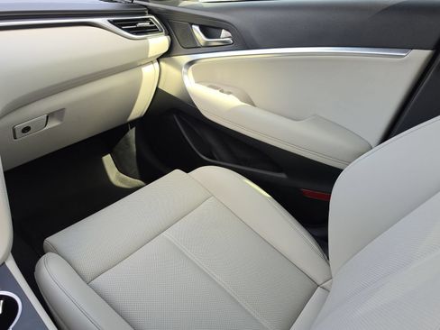 Used 2025 Genesis G70 2.5T RWD image 18