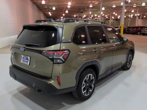 Used 2025 Subaru Forester Premium AWD/4WD image 3