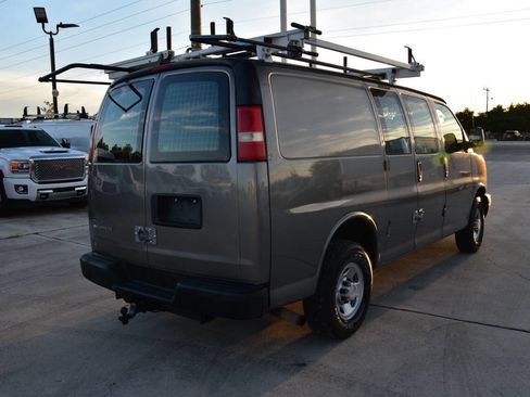 Used 2010 Chevrolet Express 2500 image 7