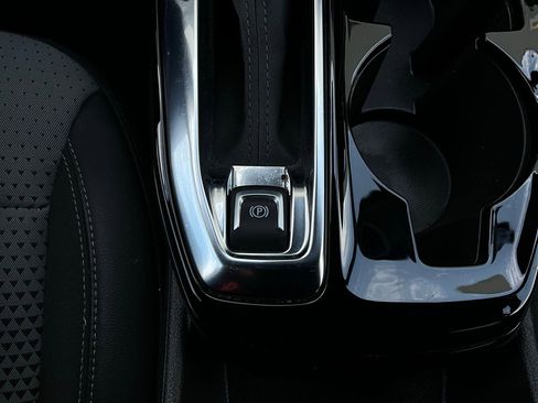 Used 2025 Chevrolet Trax LT image 21