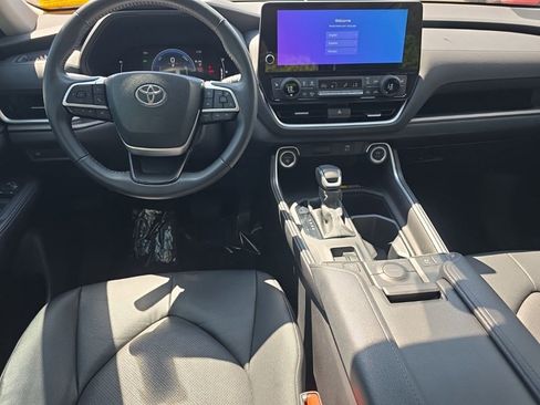 Used 2024 Toyota Grand Highlander XLE image 17