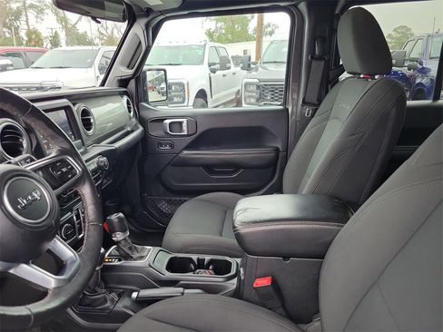 Used 2018 Jeep Wrangler Unlimited Sahara image 13