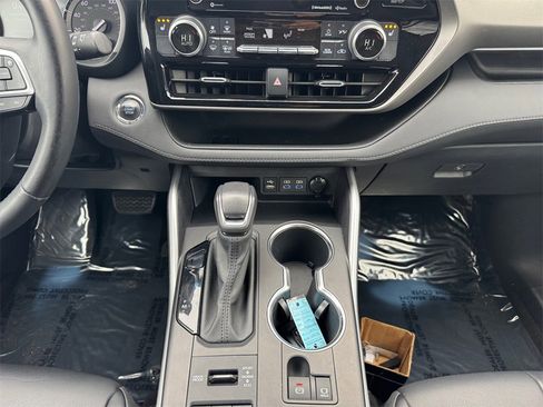 Used 2022 Toyota Highlander XLE image 11