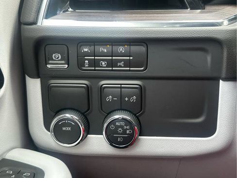 New 2025 Chevrolet Suburban Premier image 30
