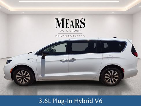 Used 2024 Chrysler Pacifica Limited FWD image 3