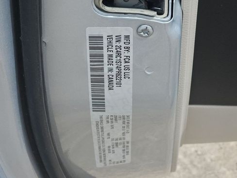 Used 2023 Chrysler Pacifica Limited FWD image 15