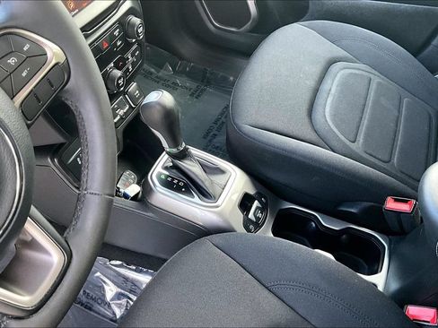 Used 2022 Jeep Renegade Latitude AWD/4WD image 19