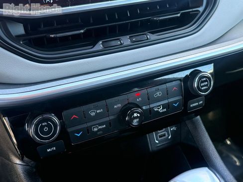 Used 2025 Jeep Compass Limited image 23