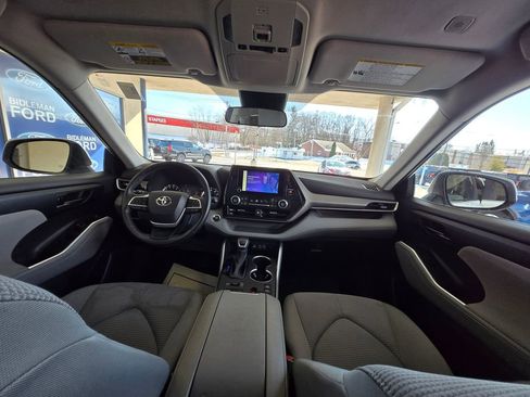 Used 2023 Toyota Highlander LE image 29