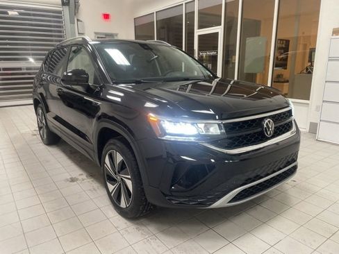 Certified 2023 Volkswagen Taos SE w/ Panoramic Sunroof Package image 5