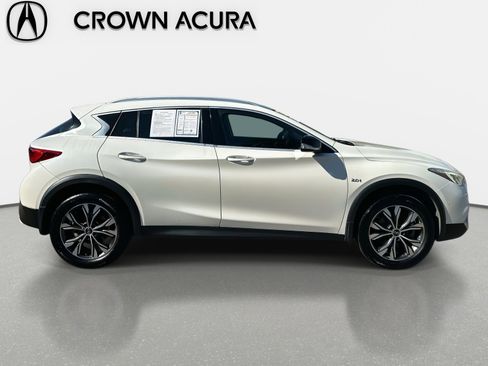 Used 2017 INFINITI QX30 Premium w/ Navigation Package image 6