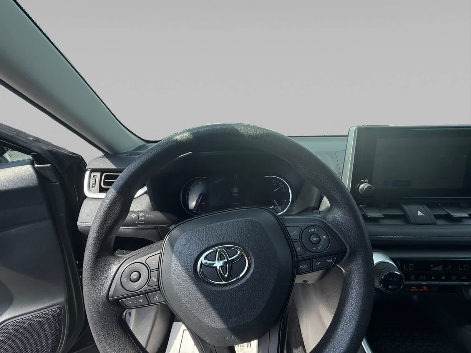 Used 2025 Toyota RAV4 XLE AWD/4WD image 14