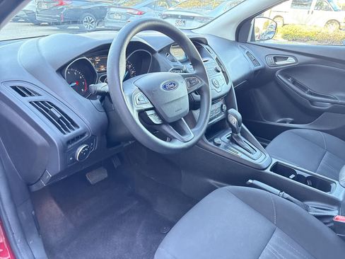 Used 2017 Ford Focus SE image 2