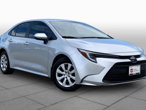 Used 2025 Toyota Corolla LE FWD image 3