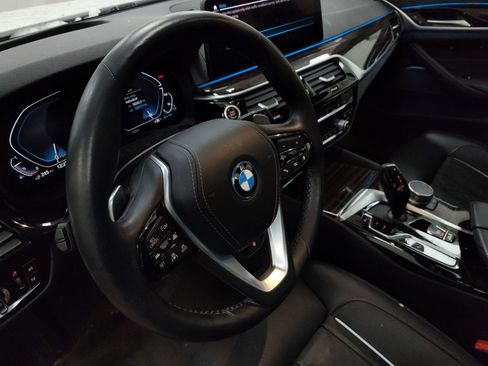 Used 2023 BMW 530e xDrive w/ Premium Package image 16