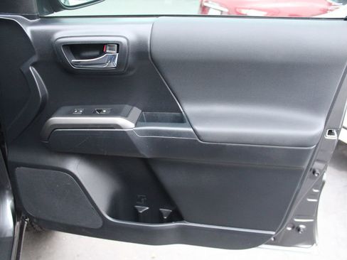 Used 2018 Toyota Tacoma TRD Off-Road image 24