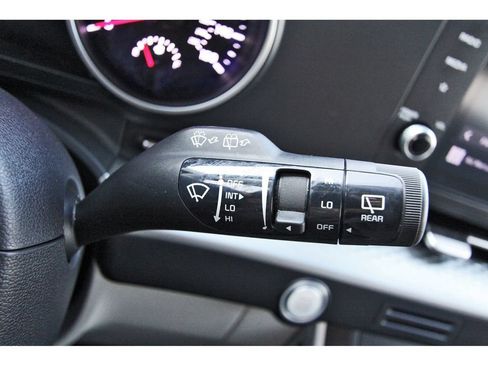 Used 2022 Kia Carnival LX FWD image 18