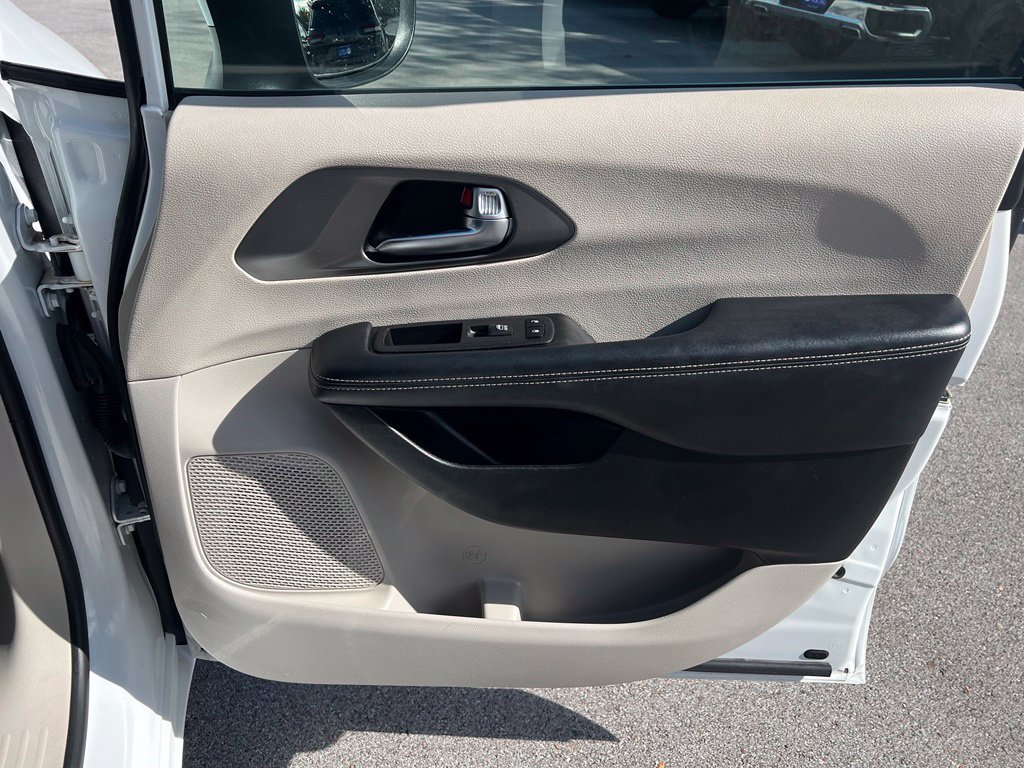 Used 2023 Chrysler Pacifica Touring-L FWD image 25