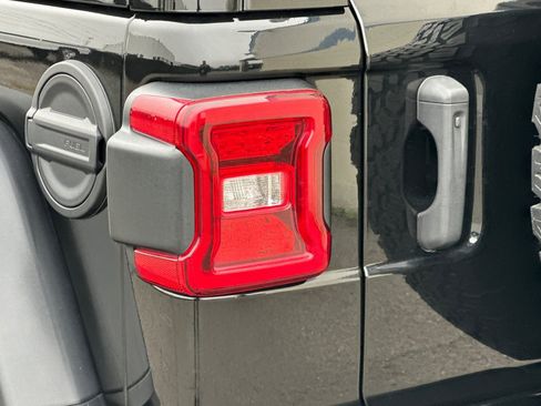 Used 2022 Jeep Wrangler Unlimited Rubicon w/ LED Lighting Group image 37