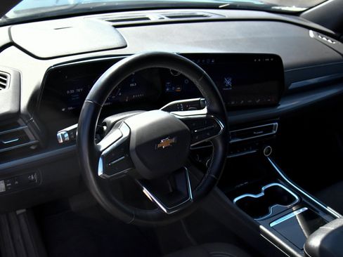 Used 2024 Chevrolet Traverse LT FWD image 16
