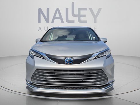 Used 2023 Toyota Sienna XLE w/ XLE Plus Package FWD image 8