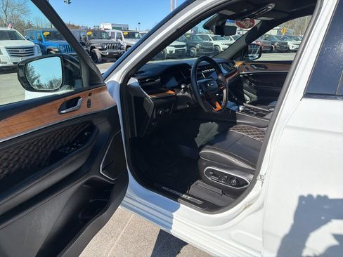 Used 2025 Jeep Grand Cherokee Summit AWD/4WD image 24