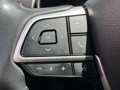 Used 2024 Toyota Highlander XLE AWD/4WD image 38