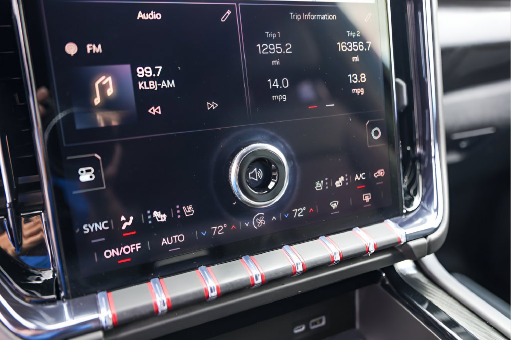 Used 2025 GMC Yukon XL AT4 w/ AT4 Premium Plus Package AWD/4WD image 18