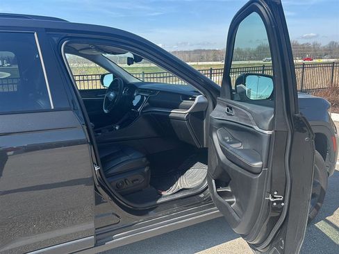 Used 2023 Jeep Grand Cherokee Limited w/ Luxury Tech Group II AWD/4WD image 20