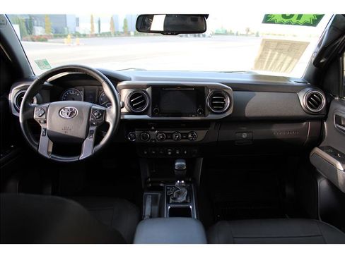 Used 2018 Toyota Tacoma TRD Off-Road w/ Technology Package image 10