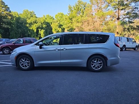 Used 2023 Chrysler Pacifica Touring-L FWD image 8
