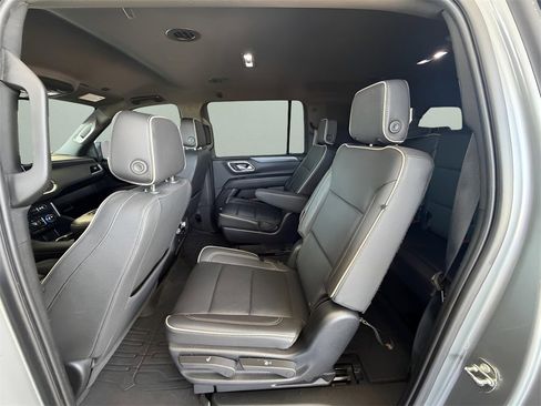 Used 2023 GMC Yukon XL SLT w/ SLT Luxury Package image 19