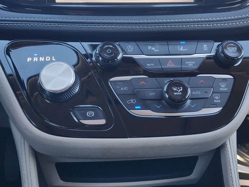 Used 2024 Chrysler Pacifica Limited image 19