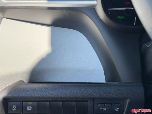 Certified 2025 Toyota Sienna LE image 30