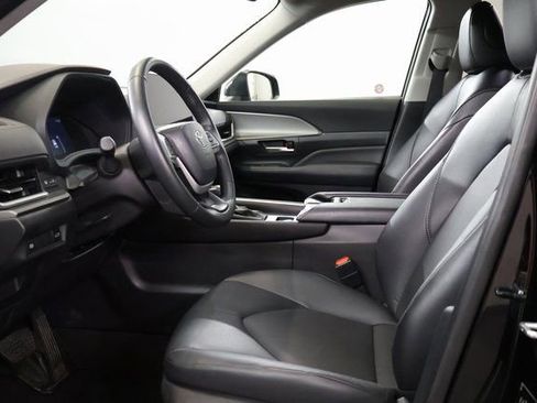 Used 2025 Toyota Grand Highlander AWD image 13