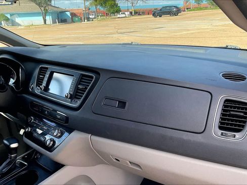 Used 2017 Kia Sedona LX w/ LX Essentials Premium Package FWD image 22