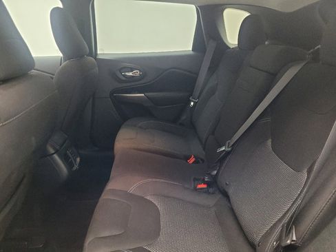 Used 2019 Jeep Cherokee Latitude w/ Popular Appearance Group FWD image 18