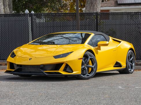 Used 2024 Lamborghini Huracan EVO image 2