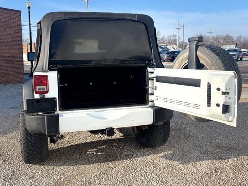 Used 2016 Jeep Wrangler Unlimited Sahara image 5