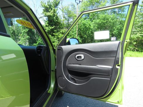 Used 2016 Kia Soul + FWD image 12