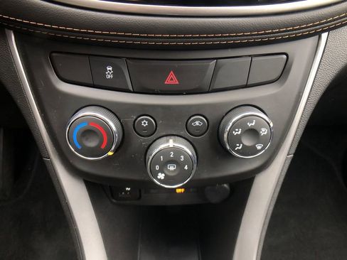 Used 2020 Chevrolet Trax LT w/ LT Convenience Package FWD image 21