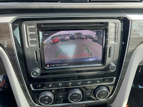 Used 2018 Volkswagen Passat 2.0T SE FWD image 36